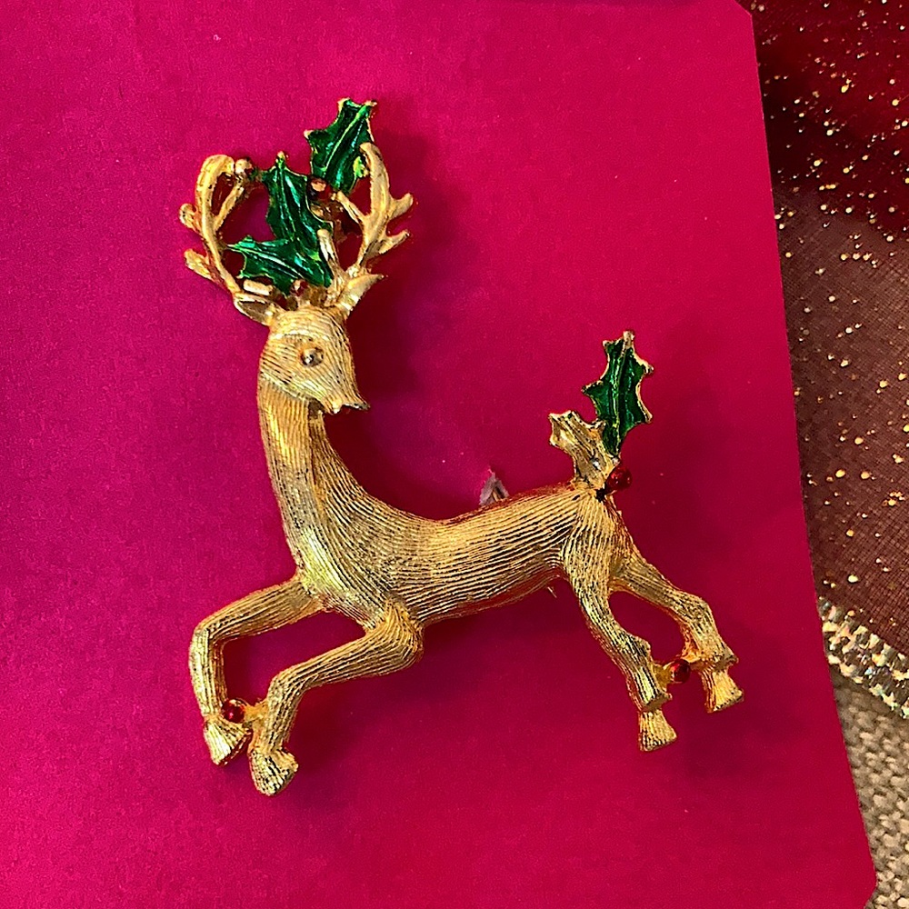 Vintage MCM Christmas deer w/Holly Gold-tone brooch by New View 2" EVC